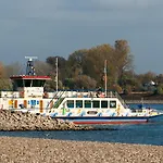 Authentic Travellers In Ehemaliger Gaertnerei *