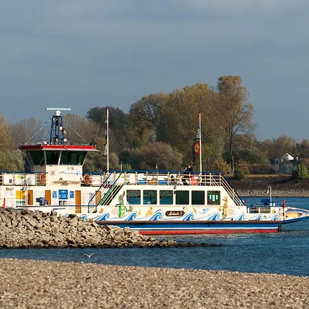 Authentic Travellers In Ehemaliger Gaertnerei *