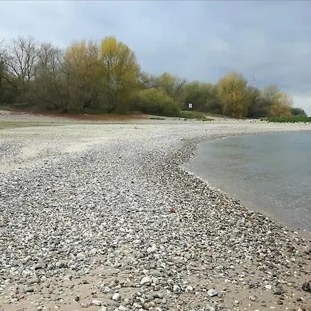 Authentic Travellers In Ehemaliger Gaertnerei