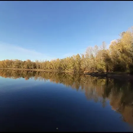 Authentic Travellers In Ehemaliger Gaertnerei