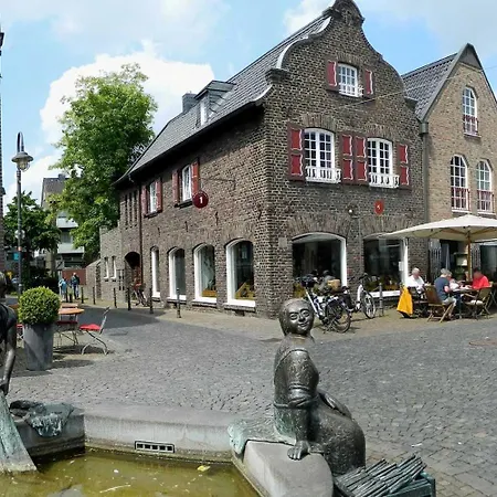 Authentic Travellers In Ehemaliger Gaertnerei *