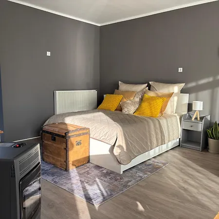 Authentic Travellers In Ehemaliger Gaertnerei Apartment *