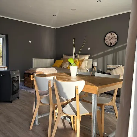 Authentic Travellers In Ehemaliger Gaertnerei * Мербуш