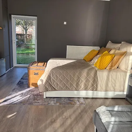 Authentic Travellers In Ehemaliger Gaertnerei * Meerbusch