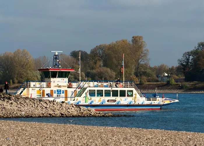 Authentic Travellers In Ehemaliger Gaertnerei *