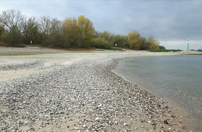 Authentic Travellers In Ehemaliger Gaertnerei