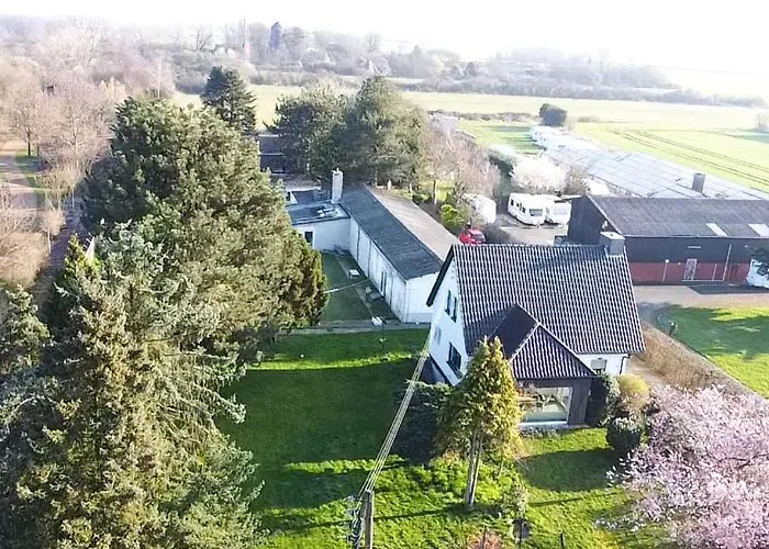 Authentic Travellers In Ehemaliger Gaertnerei Apartment