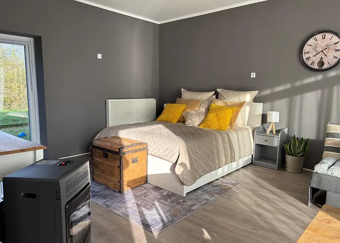 Authentic Travellers In Ehemaliger Gaertnerei Apartment *