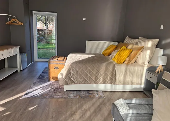 Authentic Travellers In Ehemaliger Gaertnerei * Meerbusch