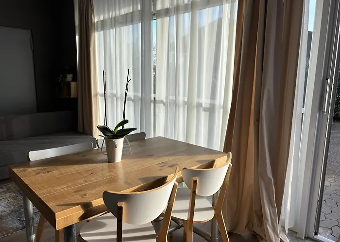 Authentic Travellers In Ehemaliger Gaertnerei מירבוש