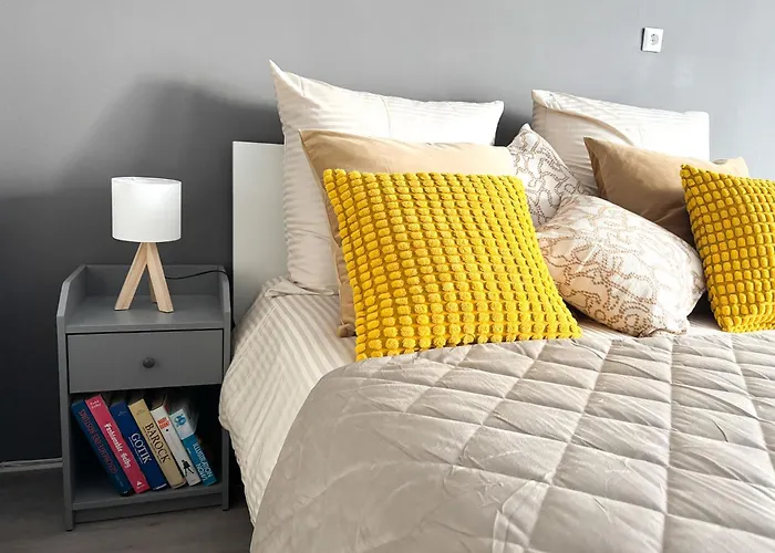 Authentic Travellers In Ehemaliger Gaertnerei דירה