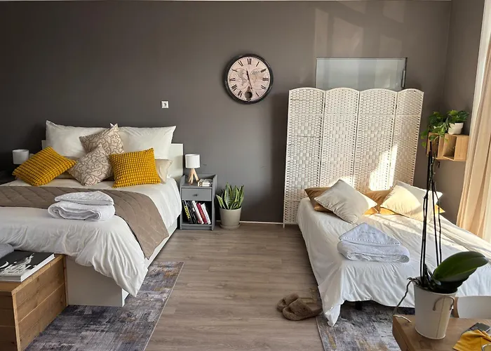 Authentic Travellers In Ehemaliger Gaertnerei Apartment